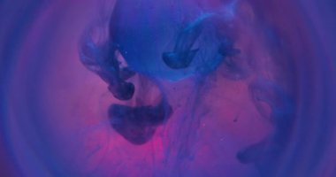 Boya yayılıyor. Sis mürekkebi. Parıldayan sanat dumanı cam kristalden aşağı süzülüyor. Pembe mor menekşe neon karışımı sıvı çözünmüş yuvarlak lens arkaplanı.