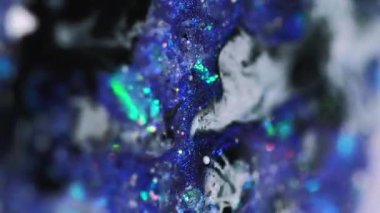 Dikey video. Köpüklü sıvı. Mürekkep sıçraması. Bulanık mor renkli parlak pullu simli parçacıklar boya sıvı dökülme hareketli soyut sanat arka planı Bokeh ışıkları.