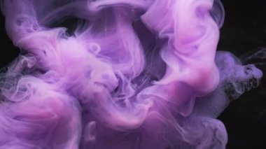 Duman sıvısı. Mürekkep sisi. Menekşe renk akışı fantezi pigmenti çözünmüş su siyah sanat soyut mistik arka planda çözünür.