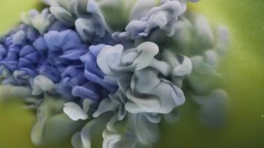 Duman spreyi. Pigment akışı. Sarı duvak boyası fantezi arka planlı mavi akış karışımı. Soyut su odaklı olmayan sanat dokusu.