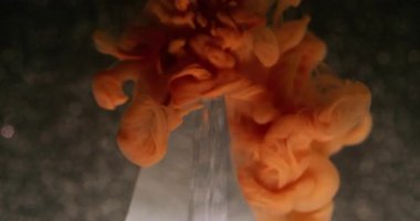 Piramit arka planı. Parlak boya. Odaklanamayan sarı renkli duman, sıvı dokuyu soyut yaratıcı siyah sanata damlatır..