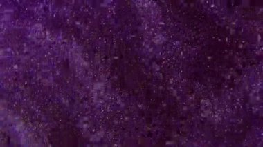 Görüntü pırıltısı. Parıldayan parçacıklar. Parlak mor beyaz renkler parlak parlak parçalar boya mürekkebi kıvrımları koyu soyut arkaplanda hareket ediyor.