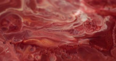 Kabarcık mürekkebi. Dalgalanma. Su sıvısında çözünmüş kırmızı beyaz mermer boya ışıl ışıl soyut arkaplan üzerine sıçrıyor.