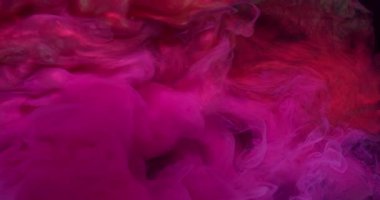 Duman dalgası. Sanat sıvısı. Siyah su yüzeyinde pembe, parlak kırmızı neon boya patlaması. Soyut duman sıçrama renk dökülmesi çözünmüş arkaplan.