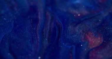 Mürekkep döküldü. Parlak lekeler. Bulanık mavi, mor renkli mermer rengi, emaye desenli, suda bulunan boya sıvısı soyut bokeh arka planda yayılıyor..