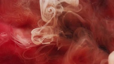Duman bükme. Sis boyası. Siyah arkaplanda yüzen kırmızı turuncu sis perdesi. Renkli bulut suyu soyut sihirli bulanık duman.