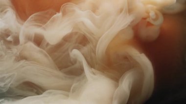 Suluboya kokusu. Fantezi sıvısı. Beyaz bej rengi şeftali rengi boya sis dalgası girdapları soyut arkaplan karışımı. Bulanık boya çözeltisi.