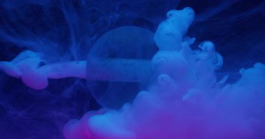 Küre parçacıkları. Mürekkep sıçraması. Odaklanmamış mavi neon rengi toz rengi sıvı doku çekimi soyut koyu siyah arkaplan üzerinde yüzüyor.