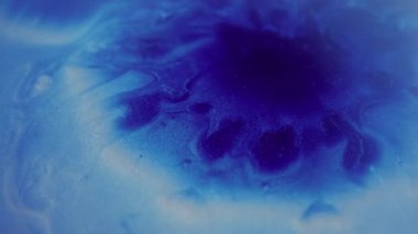 Islak sim dokusu. Bulanık boya akışı. Mavi beyaz çok renkli sıvı ışıldayan sıvı köpüklü su soyut bokeh ışık arka planında hareket ediyor.