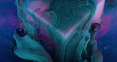 Sanat sıvısı. Boya sıçraması. Menekşe suyu damlayan turkuaz pembe neon küp. Soyut çıkarılmış mürekkep rengi ışıltılı arkaplan.