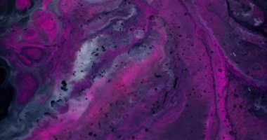 Islak mermer. Parçacık arkaplanı. Suyun akrilik dokusundaki bulanık pembe renkli boya sanat soyutlamasına yayılıyor..