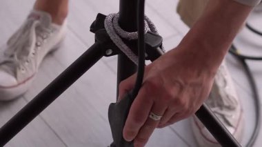 Spot ışığını açıyorum. Film ekipmanları. Adam tripodla profesyonel büyük lambayı çalıştırıyor. Aydınlatma teknisyeni stüdyo çekim cihazını ayarlıyor.