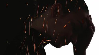 Endişeli siluet. Duygusal çöküntü. Ateş, beyaz, siyah, boş alanda izole edilmiş, yorulmuş bir kadının karanlık, çift taraflı profilini oluşturur..