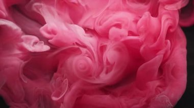 Mürekkep buharı. Duman karışımı. Pembe sıvı pigment dalga sarmal girdabı renk karışımı soyut siyah arkaplan. Su sisi dokusu girdap bulanıklığı akışı.