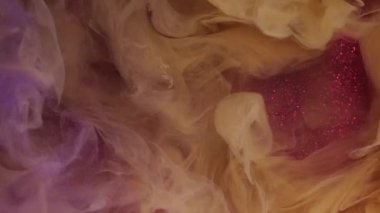 Yanan gökyüzü. Ateşli bir patlama. Yoğun açık sarı renkli alevler parlak mor modern sanat arka planında duman bulutları dalgalandırıyor..