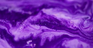 Bokeh sanatı. Mermer soyutlaması. Bulanık, mor, beyaz, renkli, parlak, parlak, diş minesi desenli, suda yüzen arka planda boya..