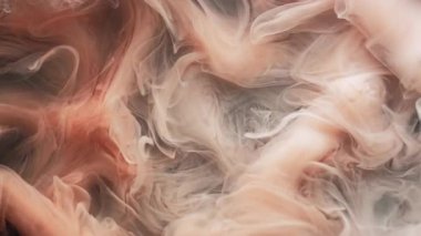 Sis sıvısı. Haze boyası. Bej rengi kahverengi duman parçacıkları hipnotik kıvrımlar sıvıda akıyor. Boyalı su soyut siyah arkaplanı çözer.