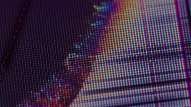 Kırık ekran. Monitör kaplaması. Kırık tahıl TV ekranının bozuk dijital kanal sinyali. Arızalı bulanık çizgi piksel ızgara parlayan matris.