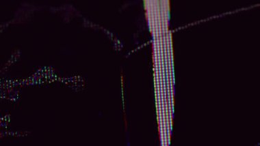 Ekran çizimi. Saptırılmış analog. Hasarlı elektronik ekranın piksel renkli titreşimi. Siyah dolgu hatası, bulanık sıvı boyayla çatlak yüzey..