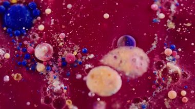 Parıldayan taşkınlık. Renkli katmanlı emülsiyon. Karşıtlık karıştırma akışı. Jel yağı tozlu sim. Ayrılmış bileşenler kalın kırmızı opak sıvı. Sıvı pigment parçacıkları.