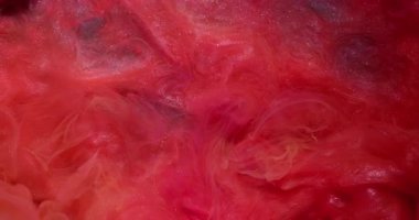 Parıldayan duman. Barut akışı. Sıvı içinde parlak sanat mürekkebi. Haze kırmızısı turuncu renk, parlak dalga soyut örtüsü, su arka planının yoğunluğu azaltılmış..