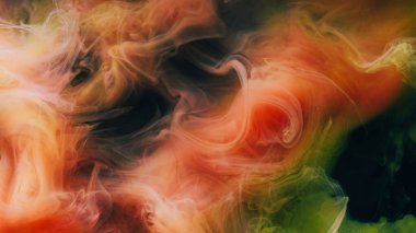 Suluboya mürekkep. Duman sıçraması. Renkli sis akışı karışık boya sıvısı dokusu. Bulanık eğri akış fantazisi soyut siyah arkaplana yayılmış.