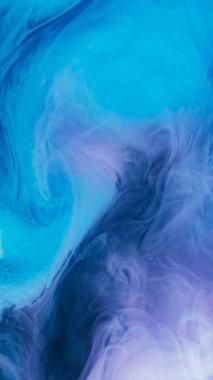 Boya bulutu. Odaklanamayan akış. Mavi menekşe pigmenti dumanı yüzen sanat eseri karışımı. Renk sıvısı duman akışı soyut sihirli arkaplan.