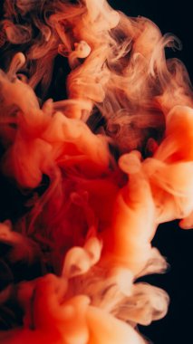 Pigment sıçraması. Duman boyası patlaması. Siyah arkaplanda turuncu buhar akıntısı karışım şekli. Bulanık renk sisi soyut boya damlası dalgası.