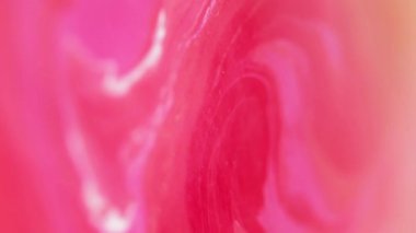 Dikey video. Su boyası. Boya sıvısı akışı. Odaklanmamış pembe renkli parlak akrilik sıvı mürekkep karışımı pigment emülsiyon ıslak doku dalga hareketi soyut sanat arka planı.