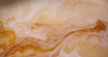 Akrilik karışımı. Boya damlası. Odaklanmamış sarı altın sarısı beyaz renk ışıltılı ıslak doku emülsiyon dalgası soyut arkaplan üzerine dökülüyor.