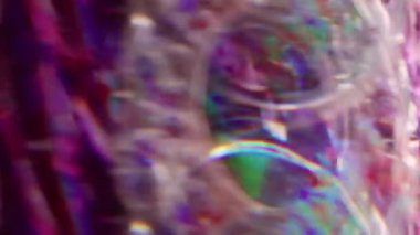 Dikkati dağılmış mermi. Sihirli kabarcıklar. Çok renkli kırmızı parçacıklar şeffaf parlak sabunlu daireler soyut parlak bokeh ışık arkaplanını açıyor.