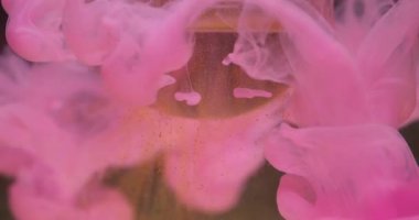 Küre parçacıkları. Mürekkep sıçraması. Odaklanmamış pembe altın rengi toz boyası soyut sanatı üzerine yayılan su damlası koyu siyah arkaplan.