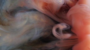 Işıldayan sıvı. Pigment akışı. Islak soyut bulanık arkaplanda bej turuncu parlak boya dalgası dökülmüş. Yumuşak sis rengi kıvrımlı su dumanı.