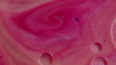 Boya sarmalı akışı. Mermer sıvısı karışıyor. Girdap damlası yağı. Pembe parıltı çarpışması. Mat emülsiyon bileşeni. Dalgalı baloncuk sarmal kıvrım efekti.