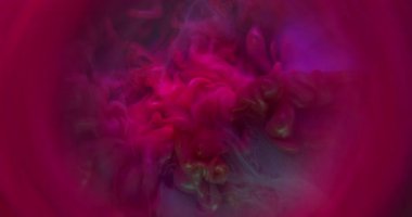 Parıldayan akıntı. Renk patlaması. Sualtı sanatı pırıl pırıl neon patlaması. Boya dumanı pembe mor mor bulanık karışık lekeli damla soyut arkaplan.