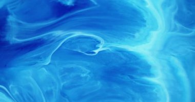 Boya parçacıkları. Parlak su. Odaklanmamış mavi beyaz pigment sıvı damlalar soyut sanat arka planına dökülen parlak doku.