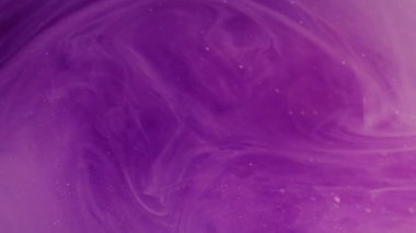 Akan duman. Bulanık girdap. Pırıl pırıl parlayan leylak mor parlak su parçacıkları soyut arkaplanda hareket eden parlak boya sıvıları..