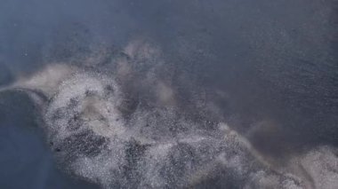 Mürekkep karışımı. Arkaplanı boya. Silinmiş gümüş renkli doku ışıl ışıl parlayan toz sıvısı sıvı parçacıkları soyut sanata dökülüyor..