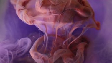 Mürekkep akışı. Sanat bulanıklığı. Parıldayan bakır bronz sıvı dalga menekşe suluboya çözünmüş elmas soyut arkaplan.