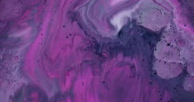 Akrilik karışımı. Boya damlası. Odaklanmamış pembe mor renk ıslak yağ dokusu emülsiyon esansı soyut arkaplana dökülen pigment.