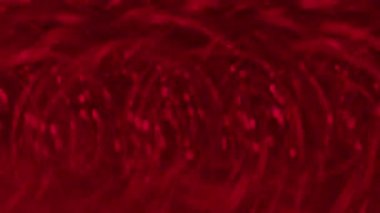 Odaklanamayan titreşimler. Şenlikli göz kırpma. Yeşil mor renk parçacıkları parlak ışın soyut bulanık bokeh ışık arkaplanı üzerinde hareket ediyor.