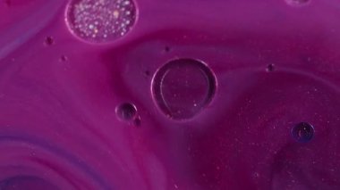 Yağ sarmalı boya. Dökülüyor. Mat sıvı damla renk katmanı. Su mürekkebi altın parıltısı. Parıltı karışımı metamorfoz. Pigment genişleme dalgalı spiral.