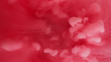 Duman boyası. Parlak duman. Pembe, canlı, sisli, kaynayan bir sızıntı. Bulanık su arkaplanındaki renk üfleme pigmenti patlaması.
