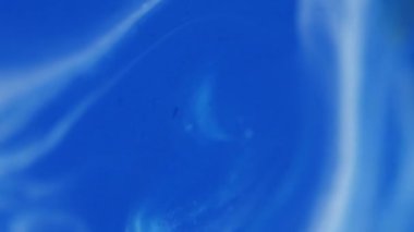 Su boyası. Pastel doku akışı. Soyut fırça darbesi arka planında mavi beyaz dalgalar. Resim tasarımı modaName.