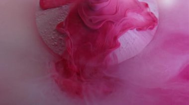Pürüzsüz sis. Boya sızıntısı. Havadar pembe sanat damlası sıvı girdap dök yüzeyi düz olmayan beyaz kristal yüzeyde bulanık arkaplan.