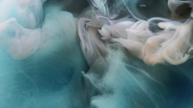 Buhar bulutu. Sanat sisi. Beyaz dalga patlaması sıvı yüzey boyası akışı. Buhar mavisi gri pigment soyut gökyüzü fırtınası odaklanmış arka plan.