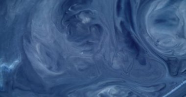 Mürekkep lekeleri. Karışım akışı. Soyut yaratıcı arkaplanda yüzen mavi renkli kimyasal su mermer parçacıkları diş minesi dokusu.