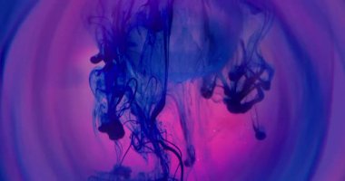 Neon mürekkebi. Cam kristal. Floresan mavi duman pigmenti elmastan dökülüyor. Pembe parlak sanat eseri arka planda renk değiştiren su lensi.