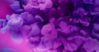 Duman dalgası. Sanat sıvısı. Renkli suda mor pembe neon boya patlaması. Soyut duman sıçraması yansıma reaksiyonu dağılmış arka plan.