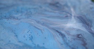 Arkaplanı boya. Renkli su. Odaklanmamış mavi diş minesi dokusu. Soyut akrilik sanatta ilerleyen kimyasal sıvının içindeki mermer damlası dalgası..